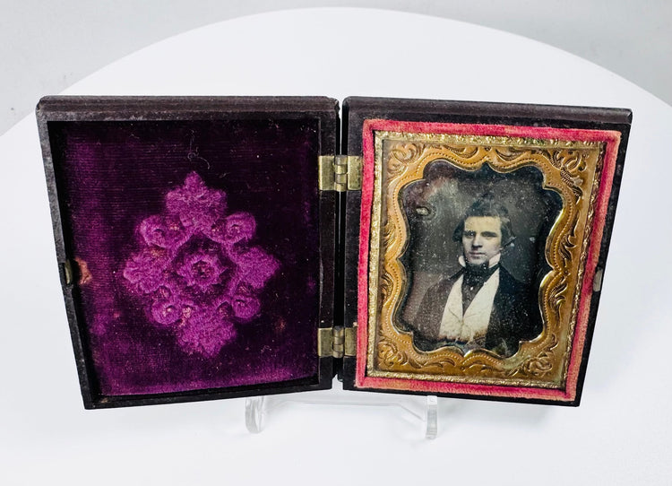 Antique Victorian daguerreotype photograph of a gentleman housed in decorative Union case