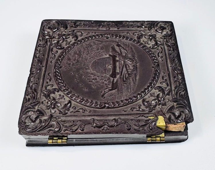 Rare mid-Victorian daguerreotype family portrait set in embossed Union case