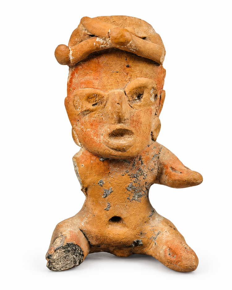 Précolombien | Ouest du Mexique. Figurine en terre cuite assise avec coiffe | Vers 300 av. J.-C. – 300 apr. J.-C.
