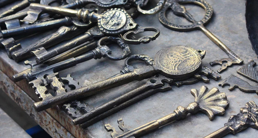 Antique Key: The Complete Guide to Collecting Skeleton Keys and Historic Locks
