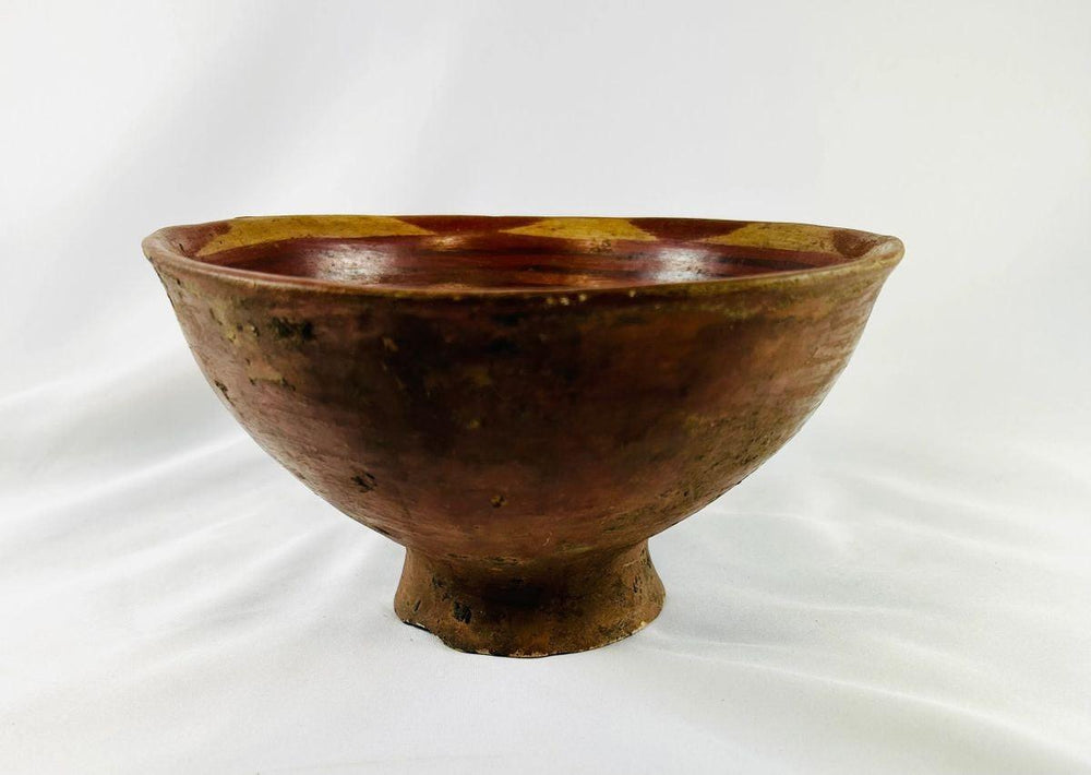 Pre-Columbian Nariño bowl with four interior monkeys, negative resist geometric border, 800–1500 CE