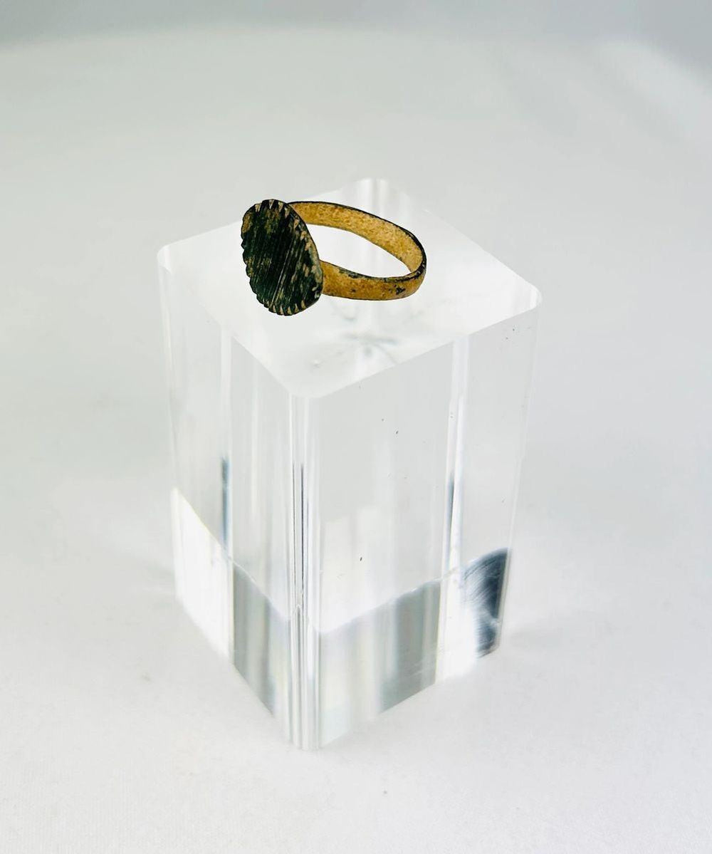 Ancient Roman ring with oval bezel and incised linear motif