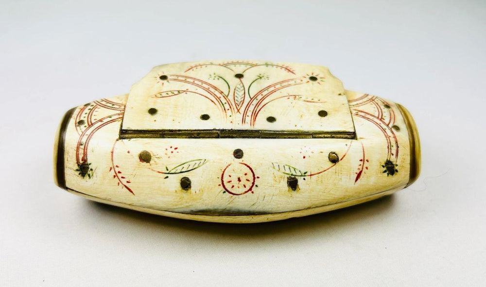 Antique Napoleonic POW snuff box carved bone with floral designs circa 1793–1815