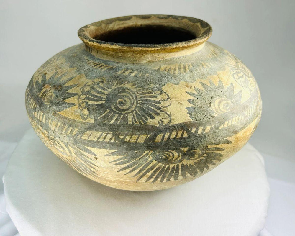 Neolithic European painted terracotta vessel with spiral and sunburst motifs, bulbous body and narrow rim, circa 5500–4500 BCE, associated with the Linear Pottery or Vinča culture.