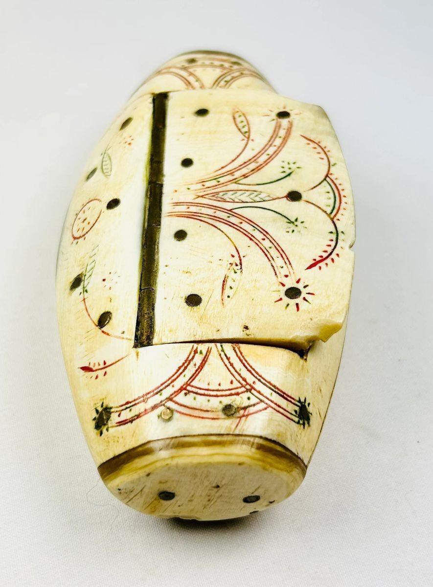 Carved bone snuff box from Napoleonic prisoner-of-war period with flowers