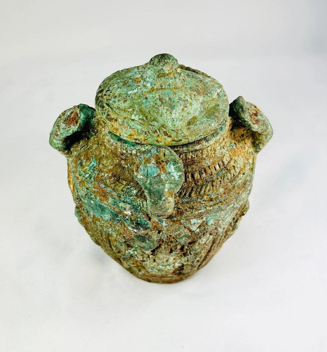 Side view of early Chinese bronze ritual vessel with lid and looped handles, Shang–Zhou Dynasty, circa 1600–256 BCE, authentic ancient artifact.