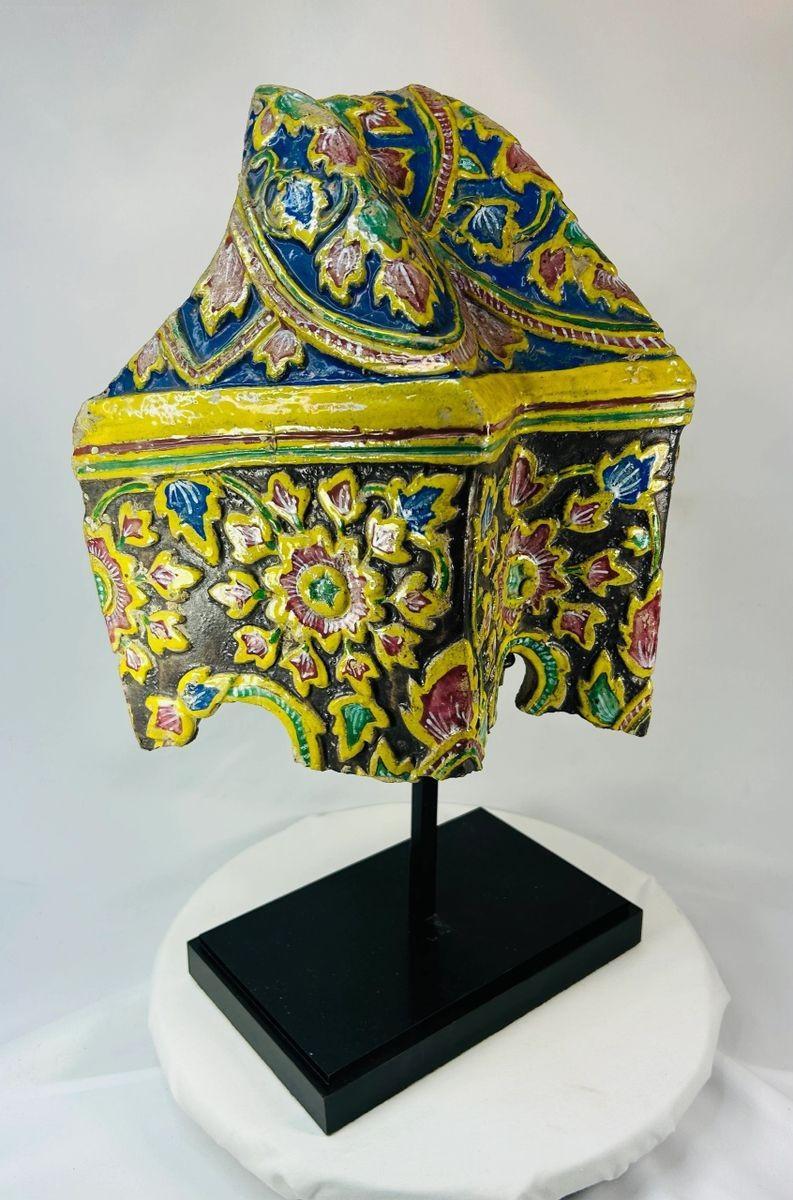 Late 18th-century Rattanakosin corner tile featuring floral and geometric designs