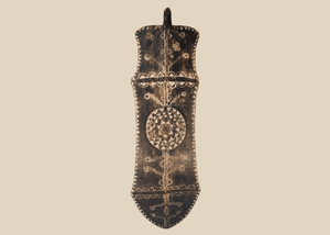 Escudo ceremonial africano de madera tallada con decoración geométrica | Circa principios o mediados del siglo XX