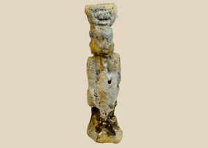Antiguo Egipto | Figura amuleto de loza con pátina funeraria intensa | Circa 664–30 a. C.