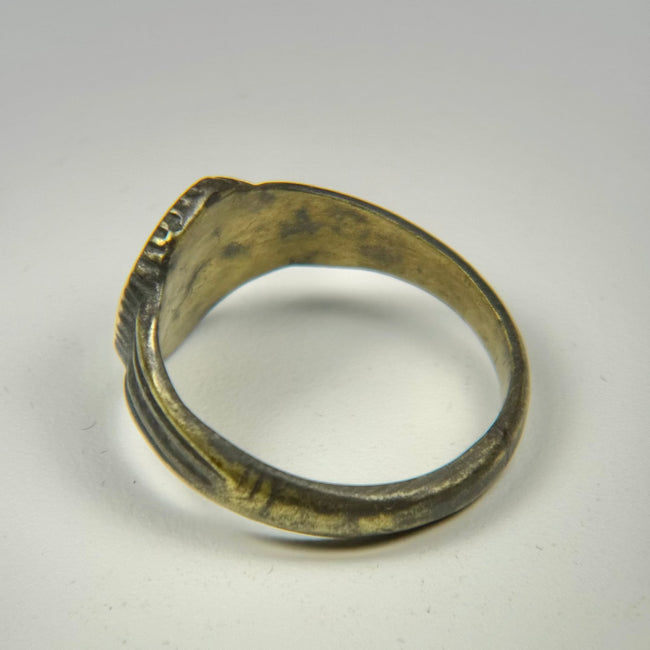 Gold-gilded bronze ring from the Late Roman to Early Byzantine period with decorated circular bezel