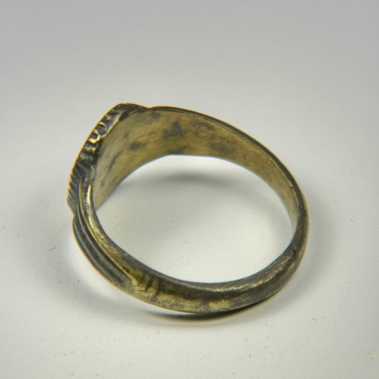 Gold-gilded bronze ring from the Late Roman to Early Byzantine period with decorated circular bezel