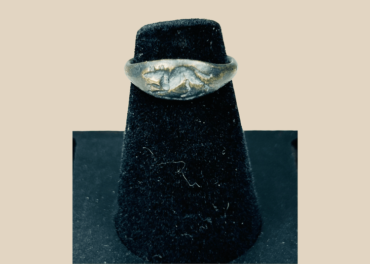 Ancient Roman bronze ring with raised mouse motif bezel and archaeological patina