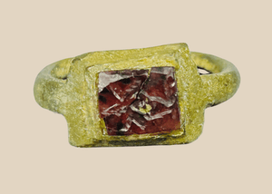 Rome antique | Bague en bronze ornée d'une intaille en verre rouge | Vers le IIe siècle ap. J.-C.