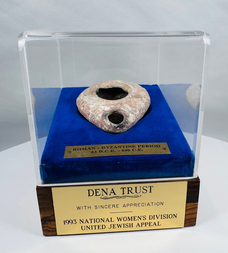 Roman–Byzantine clay oil lamp with original wick nozzle and filling aperture
