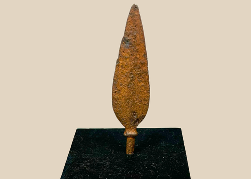 Ancient forged-iron projectile point from Europe with leaf-shaped blade and stabilized patina, Roman to Early Medieval period.