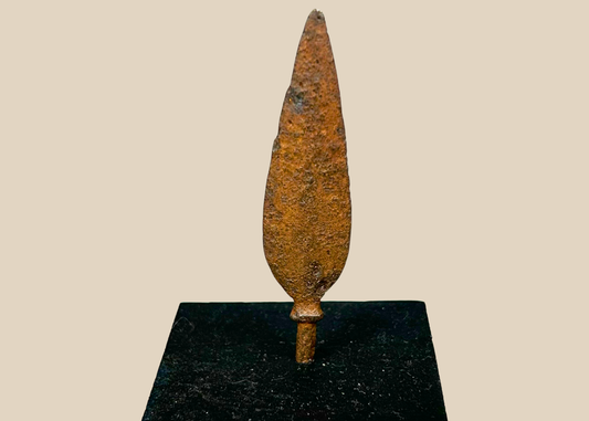 Ancient forged-iron projectile point from Europe with leaf-shaped blade and stabilized patina, Roman to Early Medieval period.