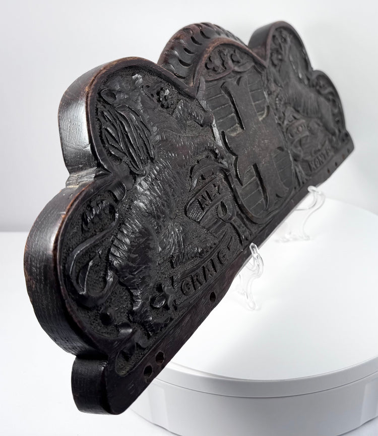 Detailed view of the carved French motto Craignez Honte on an antique Bentinck heraldic crest