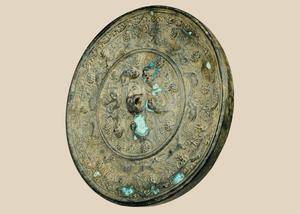 Espejo antiguo de bronce chino: diseño en relieve estilo dinastía Tang
