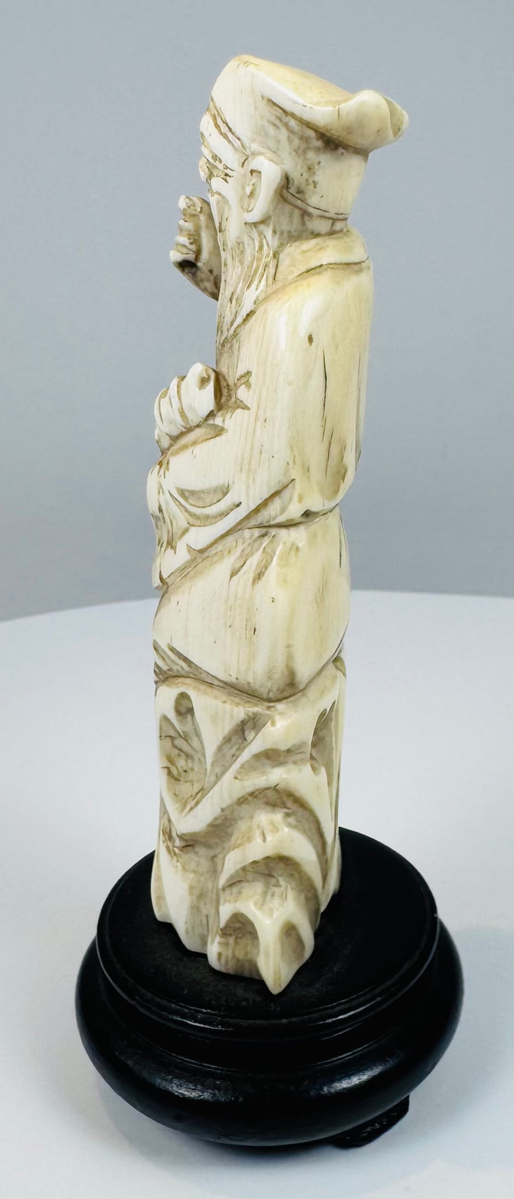 Rear view of the sectionally carved Chinese immortal figure and scholar’s cap