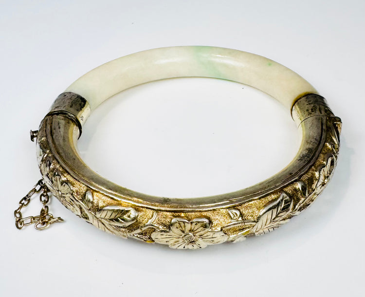Early 20th-century Chinese hinged bracelet with pale celadon stone and silver setting