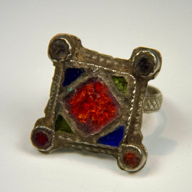 19th to early 20th century silver ring with bold rectangular bezel and traditional chased motifs