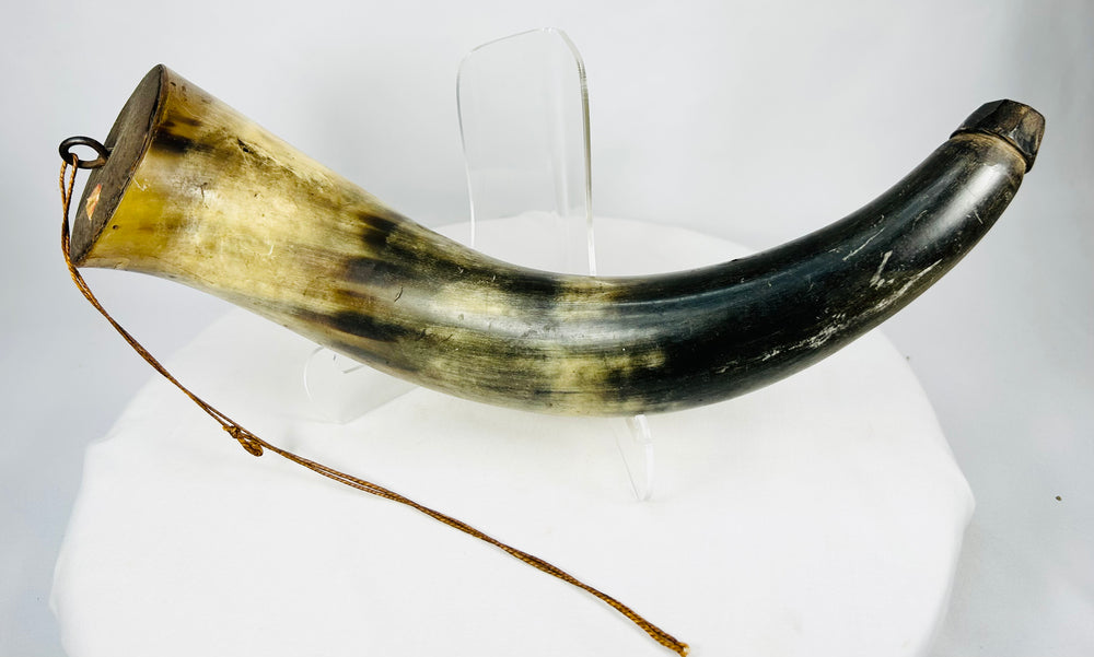 Antique curved powder horn with faceted wooden stopper, late 18th–early 19th century