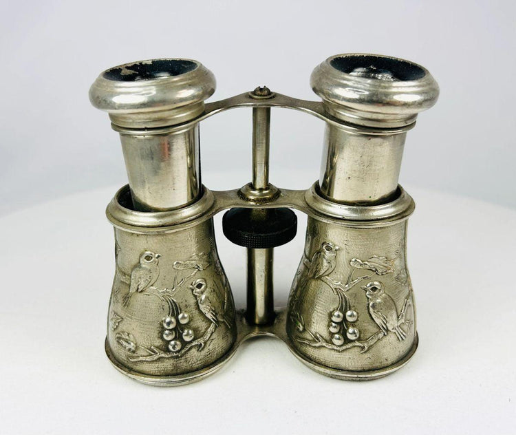 Gafas de ópera francesa Belle Époque | Latón plateado con pájaros y ramas repujados | Alrededor de 1880-1900