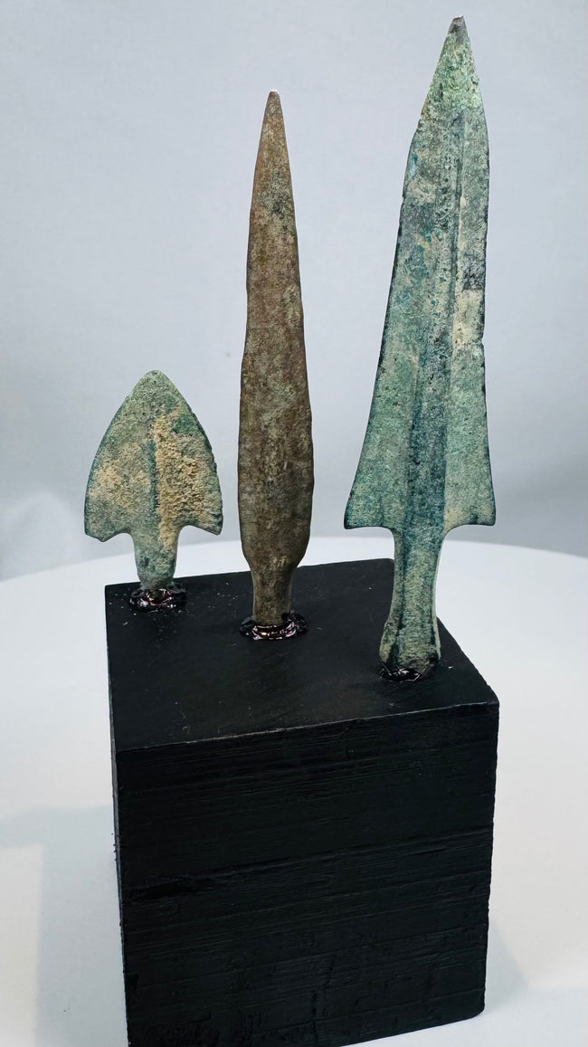 Small barbed bronze arrowhead with swallow-like wings and central tang