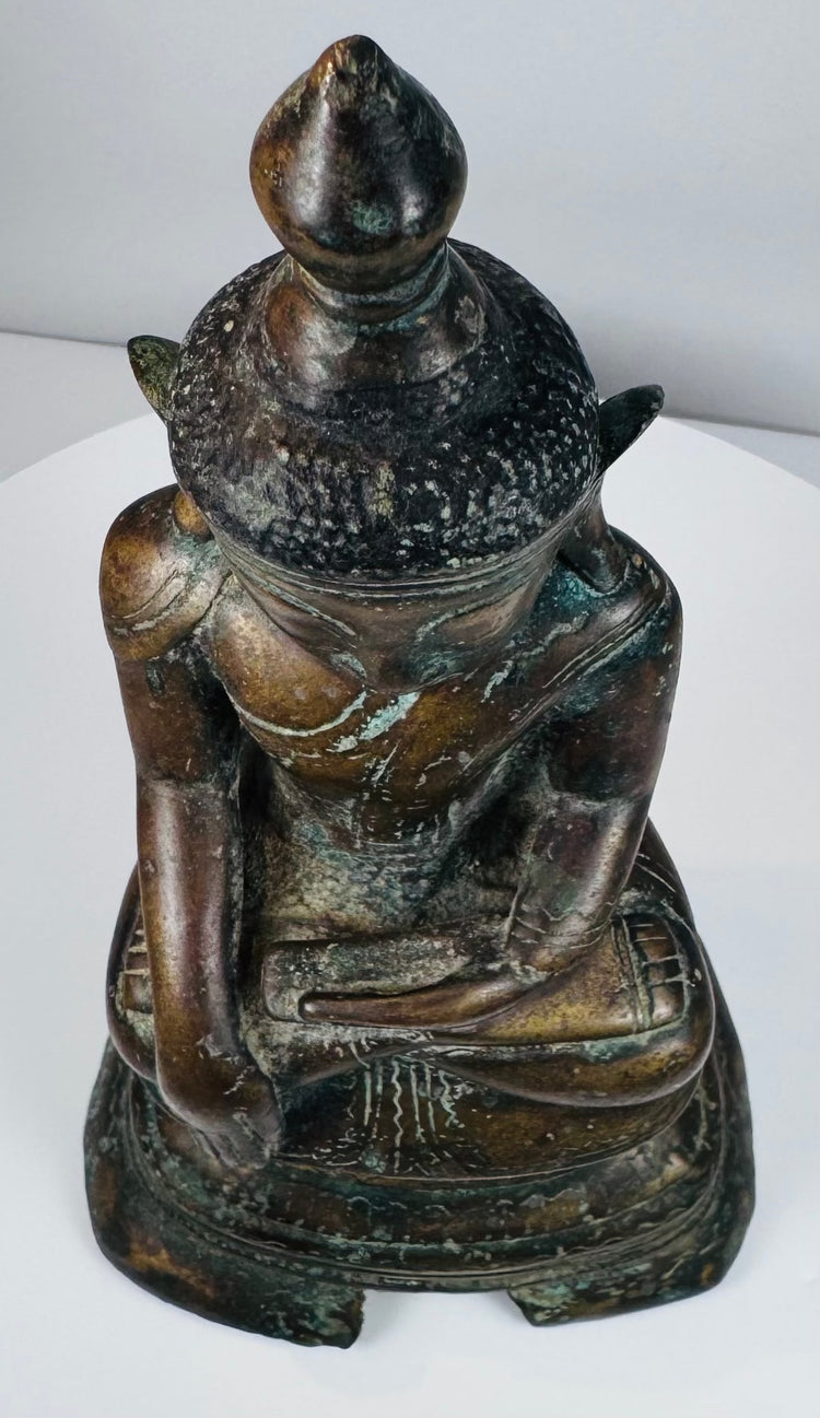 Close view of the Buddha’s curled hair, broad ushnisha, and lotus-bud finial