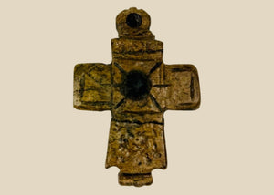 Cruz pectoral bizantina | Colgante devocional cristiano tallado | Siglos IX-XII d. C.
