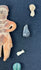 Precolombino curado | Caja de sombras de artefactos | Figuras y cuentas | Circa 300 a. C.–900 d. C.