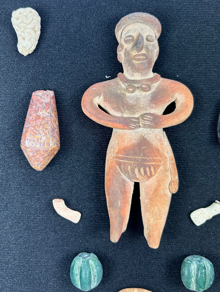 Precolombino curado | Caja de sombras de artefactos | Figuras y cuentas | Circa 300 a. C.–900 d. C.