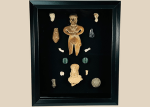 Precolombino curado | Caja de sombras de artefactos | Figuras y cuentas | Circa 300 a. C.–900 d. C.