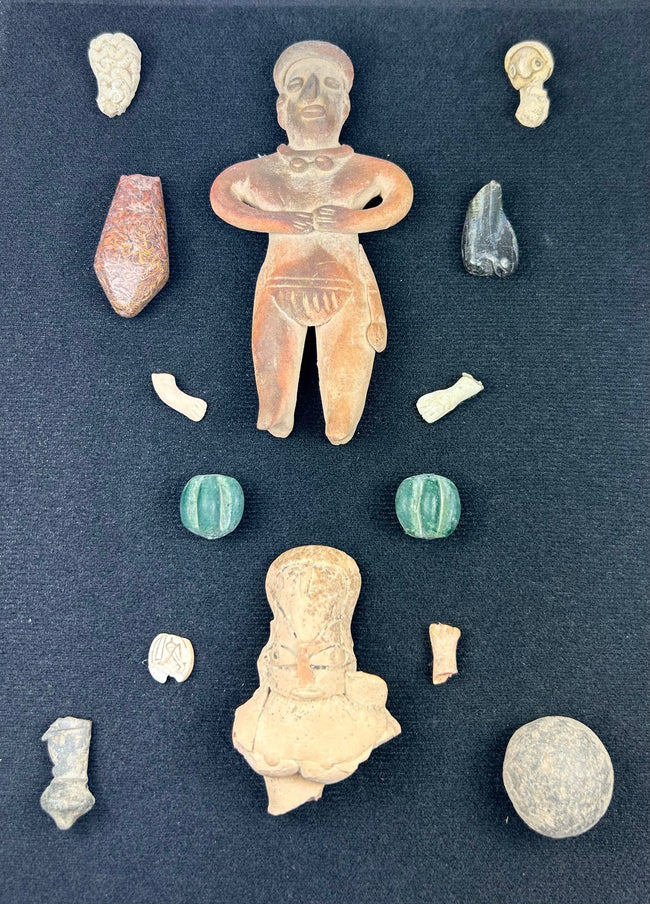 Precolombino curado | Caja de sombras de artefactos | Figuras y cuentas | Circa 300 a. C.–900 d. C.