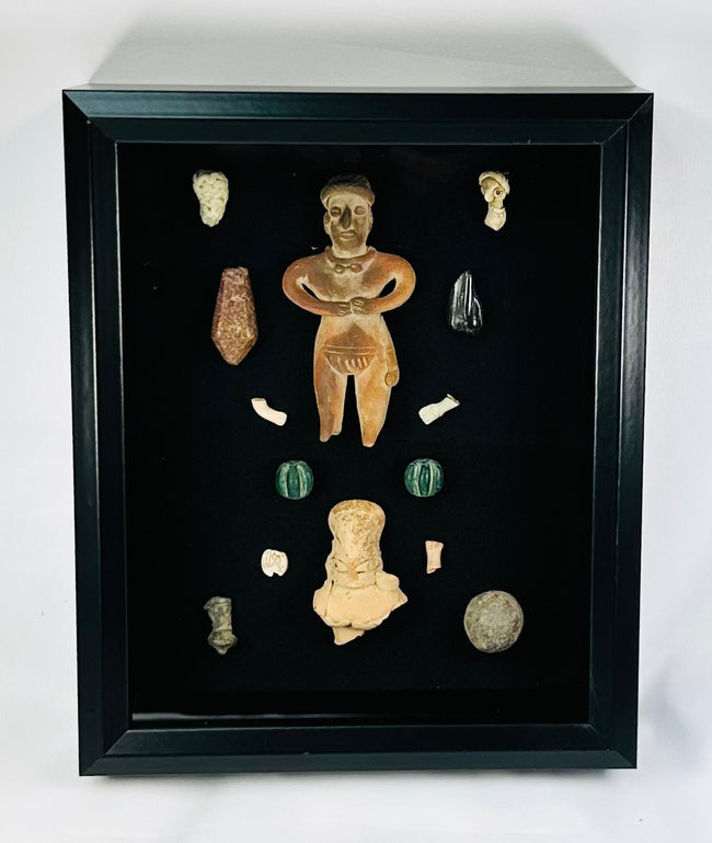 Precolombino curado | Caja de sombras de artefactos | Figuras y cuentas | Circa 300 a. C.–900 d. C.