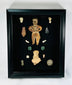 Precolombino curado | Caja de sombras de artefactos | Figuras y cuentas | Circa 300 a. C.–900 d. C.
