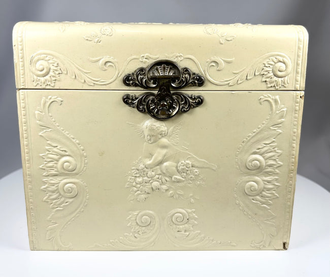 Edwardian molded collar case with starched linen collars and metal clasp