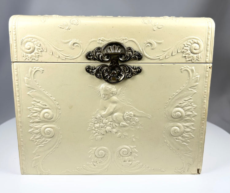 Edwardian molded collar case with starched linen collars and metal clasp