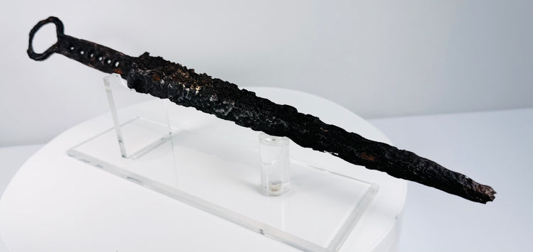 Side view of 14th-century European dagger showing tapered blade, iron guard and ring-shaped pommel