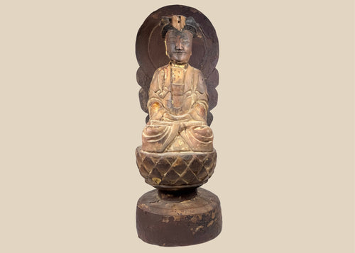 Antique Chinese Guanyin statue from the Late Ming to Early Qing Dynasty with giltwood surface, red pigment and carved lotus pedestal