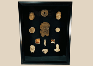 Collection encadrée d'objets précolombiens en céramique et en terre cuite | Vers 300 av. J.-C. – 900 apr. J.-C.