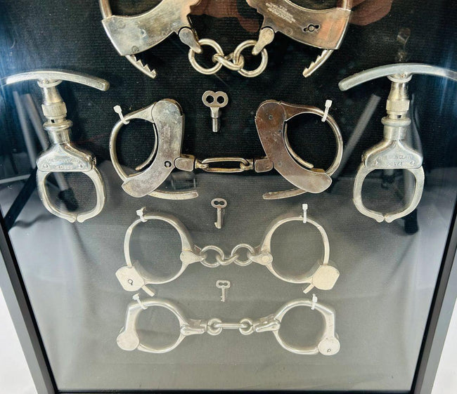 Esposas y dispositivos de sujeción históricos enmarcados | Siglos XIX y XX