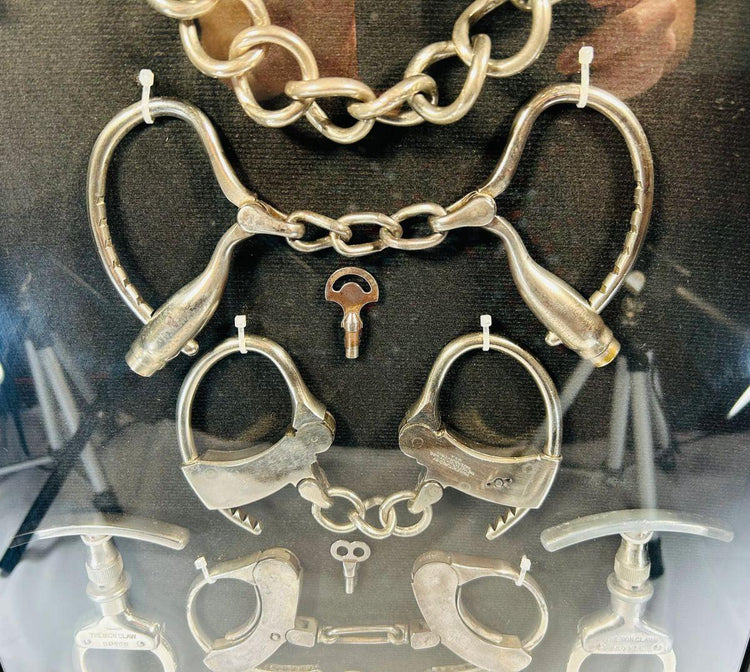 Esposas y dispositivos de sujeción históricos enmarcados | Siglos XIX y XX