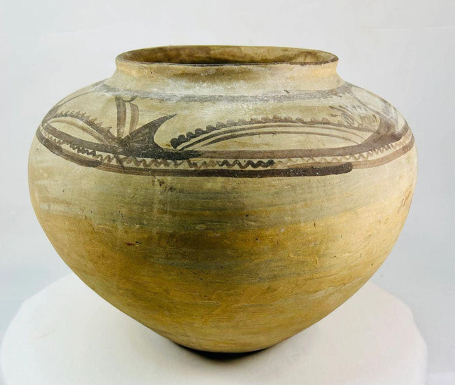 Close-up of dark mineral pigment decoration on traditional Hidalgo pottery