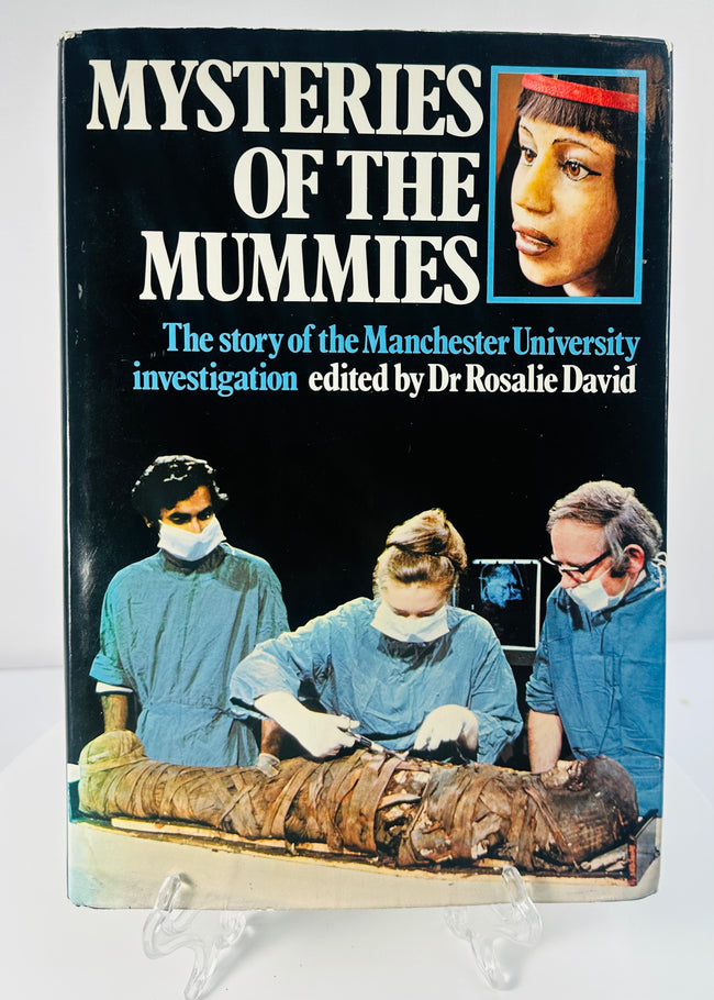 Original illustrated dust jacket of Mysteries of the Mummies, edited by Rosalie David and published in 1978.