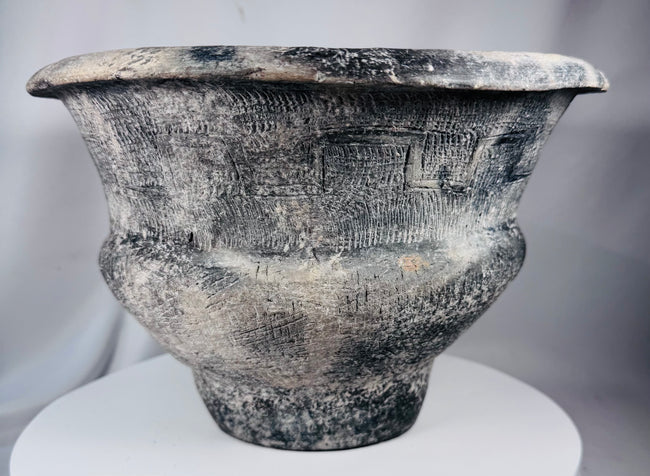 Earthenware ceramic vessel decorated with geometric motifs in the Ban Chiang tradition