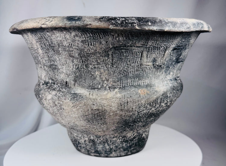 Earthenware ceramic vessel decorated with geometric motifs in the Ban Chiang tradition
