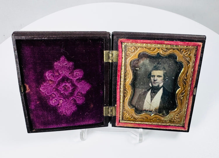 Antique Victorian daguerreotype photograph of a gentleman housed in decorative Union case