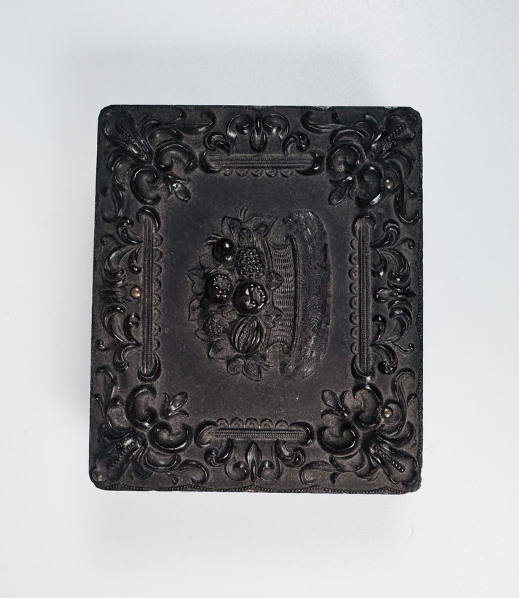 Early American daguerreotype portrait with gilt brass mat and velvet-lined Union case