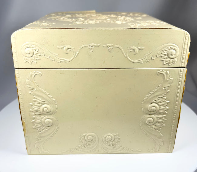 Historic collar storage box with Arrow De Luxe collars and silk interior